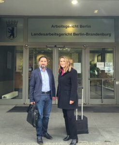 Orhan Akman und Rechtsanwältin Nihal Ulusan vor dem Arbeitsgericht Berlin