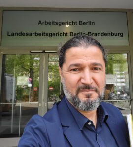 Orhan Akman am 2. Mai 2023 vor dem Berliner Arbeitsgericht
