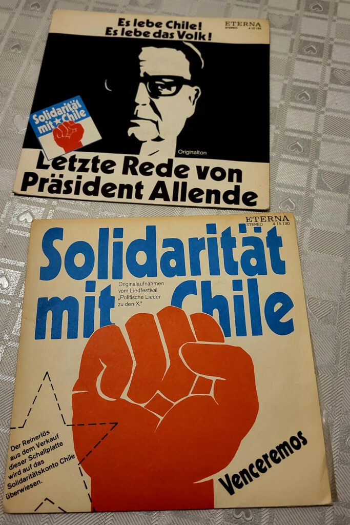 Diese beiden Schallplatten hat mir eine sehr geschätzte Freundin und Kollegin kürzlich geschenkt. Sie fand die Schallplatten in den Archiven ihres verstorbenen Vaters (R.I.P.) und dachte, dass diese bei mir gut aufgehoben sind. Dafür bin ich sehr dankbar.Auf eines der Schallplatten steht als Signatur: „Diese Schallplatte wurde in Sonderschichten der Werktätigen des VEB Deutsche Schallplatten, des VEB Verpackungsmittelwerk „Ernst Thälmann“ Saalfeld, Werk Gothadruck, der Union Druckerei (VOB) und des Gestalterkollektivs des Oktoberklubs hergestellt. “